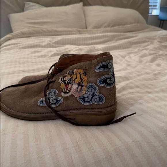 Gucci Men’s Tiger Head Embroidered Suede Lace-Up Boots - Picture 1 of 3
